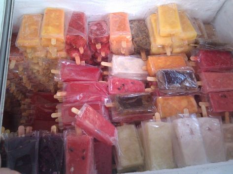 Translations into English and explanations for Mexican ice cream (nieve/helado) and popsicle (paleta) flavors. Mexican Paletas Recipe, Paletas Recipes, Mexican Ice Cream, Salvador Food, Edible Candy, Ice Cream Inspiration, Ice Popsicle, Fruit Popsicles, Ice Cream Pops