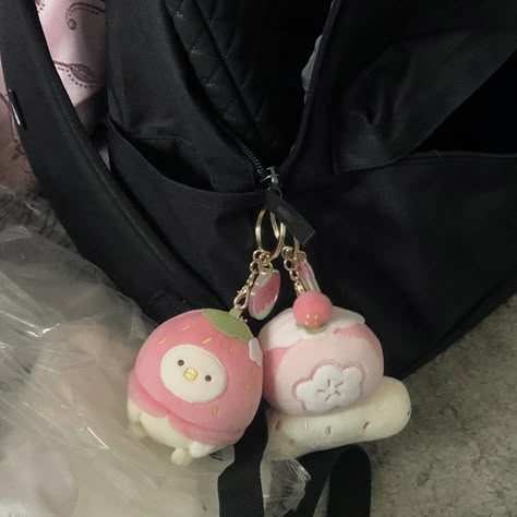 Sanrio Keychain Aesthetic, Aesthetic Bag Keychains, Cute Pink Keychain, Cute Aesthetic Keychains, Backpack Accessories Keychain, Plushy Aesthetic, Cute Keychain Aesthetic, Acubi Fashion Aesthetic, Plushies Keychain