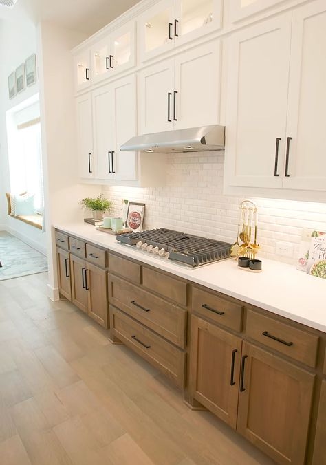 Two Tone Kitchen Cabinets Wood And White, Wood And White Kitchen Cabinets, White Upper Cabinets, Kitchen Cabinets Color Combination, Modern Wood Kitchen, Kitchen Facelift, Light Kitchen Cabinets, White Oak Kitchen, Kitchen 2024