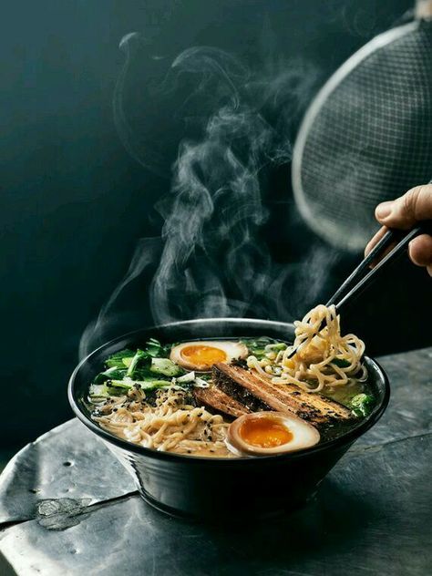 Ramen Bowl shot with dark background and steam rising. Moody Food Photography. Daging Salai, Korean Dessert, Food Photography Background, Cibo Asiatico, Dark Food Photography, Doner Kebab, Beautiful Food Photography, Food Photography Inspiration, Food Photography Tips