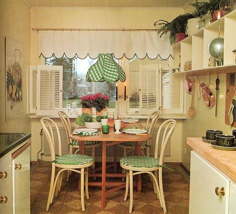 80s Vintage Living Room, 1980s House Exterior, 80s House Decor, 1980s House, 1980s Interior, 80s Kitchen, 1980s Decor, 90s House, 80s House