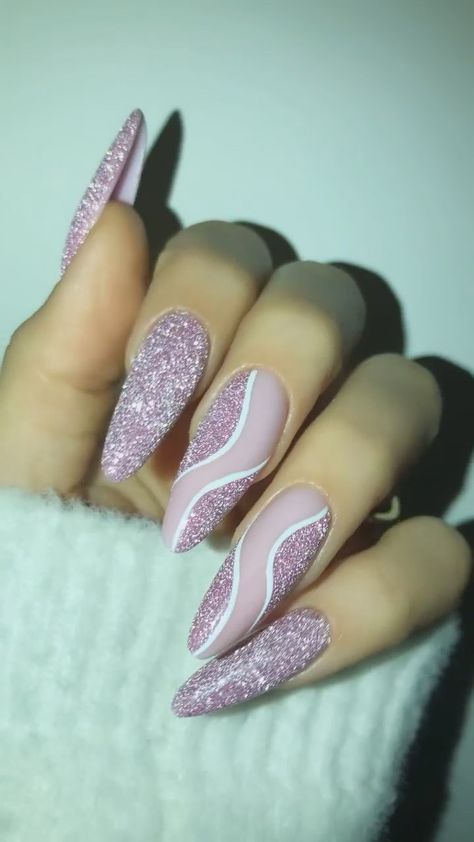 𝘽𝙚𝙖𝙪𝙩𝙮 𝙎𝙚𝙣𝙨𝙚𝙨 𝙉𝙖𝙞𝙡𝙨𝙖𝙡𝙤𝙣’s Instagram video: “🌸 Wyk. Natka #nailsinspiration #nails💅 #nailart #nails #shinynails #paznokcieżelowe #nailsofinstagram” Purple And Silver Nails, Pink Tip Nails, Reflective Nails, Purple Glitter Nails, Silver Nail Designs, Silver Glitter Nails, Nagellack Trends, Hippie Nails, Glittery Nails