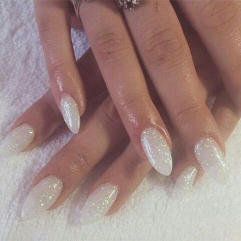 Unghie Sfumate, White Glitter Nails, Manicure Gel, Almond Acrylic Nails, Almond Shape, Sparkle Nails, Nails Polish, Nagel Inspo, Dream Nails