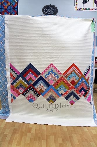 When faced with all the thousands of possible designs that you can add to a quilt top, don't forget straight line quilting is sometimes best. Quilt Hanging, Colchas Quilting, Modern Quilting Designs, Quilt Modernen, Straight Line Quilting, Machine Quilting Designs, Quilt Care, Strip Quilts, Contemporary Quilts