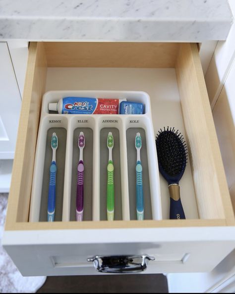 Toothbrush Drawer Organization, Organized Cupboards, Kids Bathroom Organization, Deep Drawer Organization, Organized Ideas, Bathroom Drawer Organization, Flower Bath Mat, Toothbrush Organization, Home Maintenance Tips