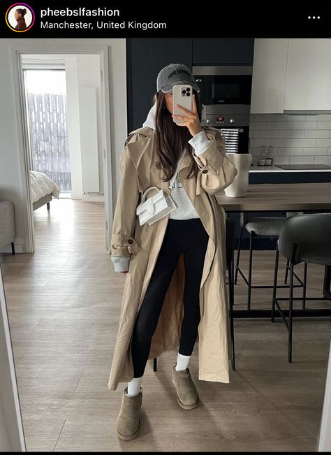 Trench Coat And Beanie Outfit, Trench Coat Outfit With Uggs, Tan Trench Coat Outfit Casual, Rainy Travel Outfit, Outfit Ideas 2024 Winter, Colorado Outfits Winter, Toque Outfit, Head Band Outfit, Winter Outfits Elegant