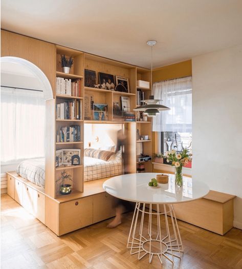 Clever Apartment Storage, Studio Apartment Bed Ideas, Square Room Ideas Bedrooms, Studio Divider Ideas, Very Small Studio Apartment Ideas, Studio Apartment Divider Ideas, Bookcase Room Divider Ideas, Bookshelf Divider, Studio Apartment Living Room