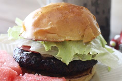 Ditching processed bread products has never been easier with this homemade einkorn hamburger bun recipe! With only 15 minutes of hands on time, this recipe is easy and delicious! Einkorn Bread, Creative Captions, Hamburger Bun Recipe, Homemade Hamburger Buns, Einkorn Recipes, Baking Breads, Homemade Buns, Modern Homestead, Einkorn Flour