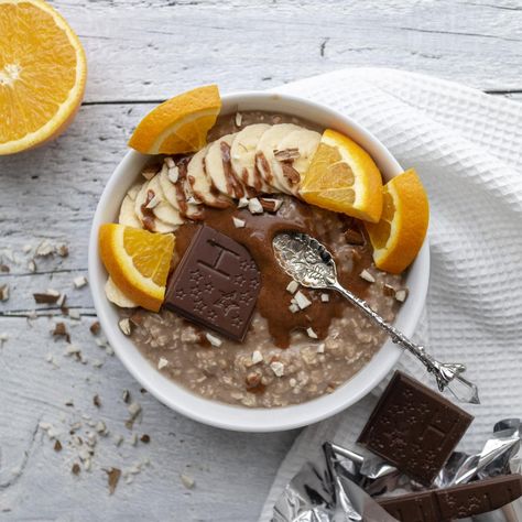 Deliciously creamy chocolate orange porridge - vegan, high in protein and vitamin C, refined sugar free and with gluten free option. A simply & easy recipe. Breakfast Goals, Jaffa Cake, Porridge Recipes, Food Sweet, Chocolate Protein Powder, Trending Recipes, Creamy Chocolate, Chocolate Protein, Foodie Food