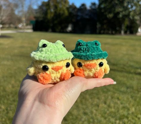 Nova is a funny little duck who likes to wear her favorite frog hat! Pattern by @ackyplushies on Instagram Pocket Duck Crochet, Mini Duck Crochet Pattern, Crochet Duck With Frog Hat, Crochet Pocket Frog, Crochet Frog With Clothes, Tiny Frog Crochet, Diy Crafts Love, Cute Squishies, Easy Crochet Animals