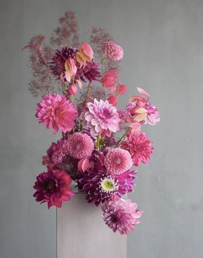 Modern Floral Arrangements, Flower Backdrop Wedding, Magenta Flowers, Fall Flower Arrangements, Christmas Flower Arrangements, Flower Vase Arrangements, Modern Flower Arrangements, Colorful Bouquet, Fresh Flowers Arrangements