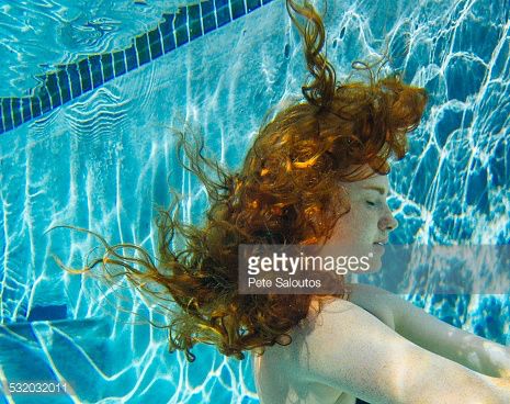 Curly Hair Underwater, Hair Under Water, Face Underwater, Hair Underwater, Underwater Hair, Gram Cracker, Girl With Red Hair, Swimming Underwater, Swimming Hairstyles