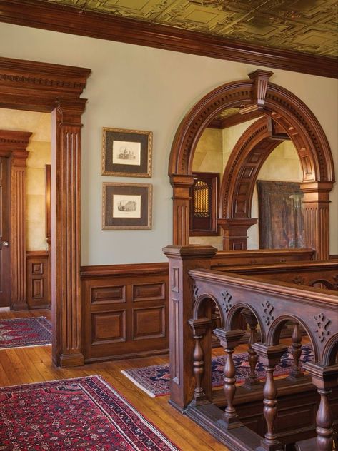 Old English Manor Aesthetic, English Manor Houses Interior, Vintage Staircase, Adventure House, Manor House Interior, Oak Staircase, Era Victoria, Wooden Interior, Hall House