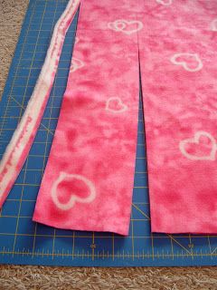 Pieces by Polly: Single Layer No-Sew "Braided" Fleece Blankets Tutorial Single Layer Fleece Blanket, Braided Fleece Blanket Tutorial, Diy Blankets No Sew, Braided Rag Rug Diy, Braided Fleece, Braid Blanket, Knot Blanket, Rag Rug Diy, No Sew Fleece