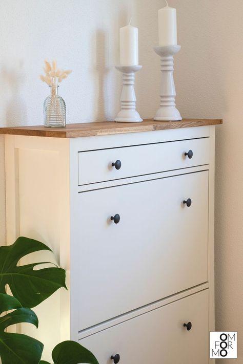 Das Foto zeigt den IKEA Hemnes Schuhschrank in weiß mit zwei Schuhfächern und einer Schublade. Als Highlight ist auf dem Schuhschrank eine Massivholzplatte aus Eichenholz von omformo platziert. Hemnes Hallway, Hemnes Bedroom Ideas White, Entryway Hemnes, Ikea Hemnes Vintage Hack, Ikea Hemnes Shoe Cabinet Hallway, Ikea Hemnes Diy, Shoe Storage Unit, Ikea Shoe, Best Bedroom Colors