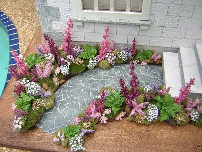 Dollhouses by Robin Carey = great idea for mini garden Dollhouse Landscaping, Dollhouse Garden, Mini Plants, Miniature Plants, Fairy Garden Houses, Miniature Rooms, Dollhouse Decor, Fairy Garden Diy, Miniature Fairy