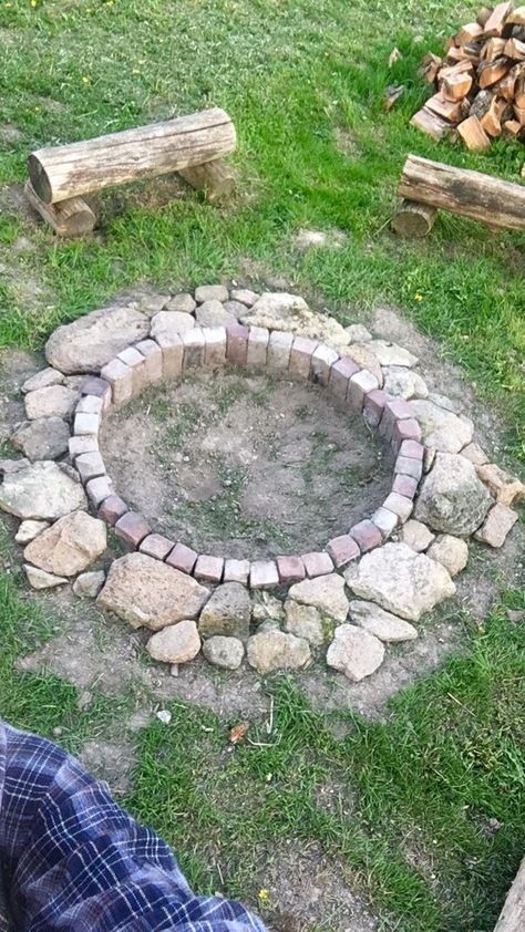 Stone Fireplace Outdoor, Fire Pit With Stump Seats, Fire Pit With Log Seating, Campfire Place Garden, Boulder Fire Pit Natural, Natural Fire Pit, Bryndle Root Fire Pit, Outdoor Fire Pit Area, Outside Fire Pits