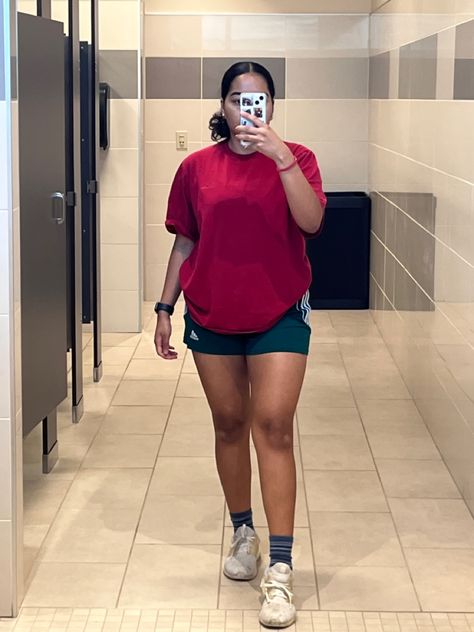 A women takes a picture of her gym outfit. Women Weightlifting, Gym Outfit Women, Beginner Gym, Girl Gym Outfits, Gym Pump Cover, Body Recomposition, Gym Pump, Weightlifting Gym, Workout Fits Women