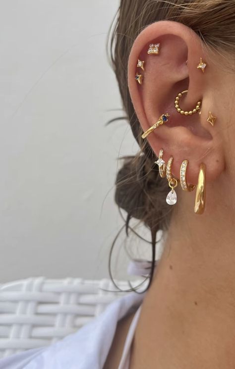 Ušný Piercing, Earring Stacks, Minimalist Ear Piercings, Ear Peircings, Earring Stack, Cool Ear Piercings, Pretty Ear Piercings, Cute Ear Piercings, Cool Piercings