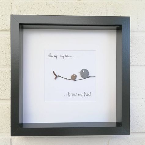 Presents For Boyfriend Anniversary, Family Pebble Art, Picture Family, Presents For Grandma, Art & Craft Paper, Pebble Art Family, Stones Art, Pebble Pictures, Beach Glass Art