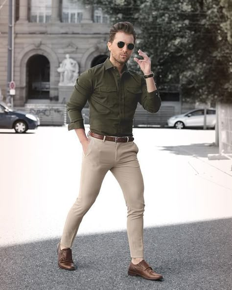 Casual dress guide for young men. Learn how to dress casual without looking like a slob. #YoungMensFashion Flat Pants, Stil Masculin, Young Mens Fashion, Mens Business Casual Outfits, Herren Style, Formal Men Outfit, Men Fashion Casual Shirts, Mens Fashion Edgy, Stylish Men Casual