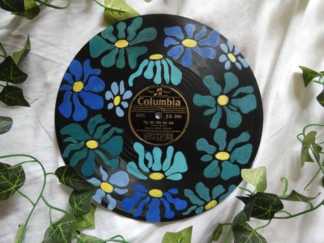 Painted Records Flowers, Vinyl Paintings Easy, Vinyl Records Painting, Painted Record Ideas, Decorated Records, Painting Ideas On Records, Painted Vynal Records, Vinyl Record Painting Ideas Easy, Vynil Record Painting Ideas