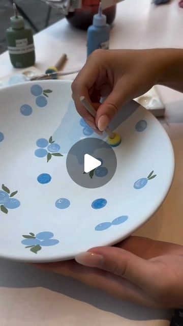 Painted Dish Ideas, Clay Plates Design Patterns, Blue Pottery Painting Ideas, Paint Blueberries, Paint A Pot Ideas, Creative Space Keramik Ideas, Ceramic Bowl Designs, Pottery Painting Plate Ideas, Pottery Painting Inspiration