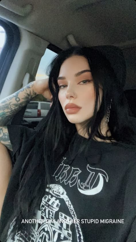 Charcoal Black Hair, Dark Hair And Tattoos, Feminine Grunge Outfits, Black Hair Goth, Krista Keehus, Girls With Black Hair, Long Black Hair, Instagram Editing, Cute Comfy Outfits