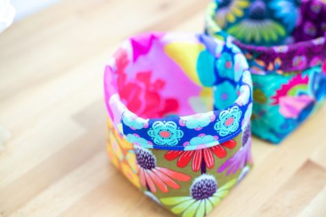 How to Sew Easy Baskets with 10" Squares - Layer Cake Leftover Project! 10 Inch Fabric Squares Projects, Sewing Activities, Sewing Pockets, Fabric Basket Tutorial, Basket Tutorial, Best Gift Baskets, Challenge Ideas, Fabric Crafts Diy, Scrap Fabric Crafts