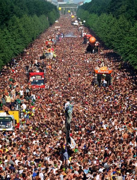 Love parade in Berlin! Berlin Palace, Love Parade, German People, Berlin City, Acid House, Future Home, 20 Century, July 10, Back To The Future