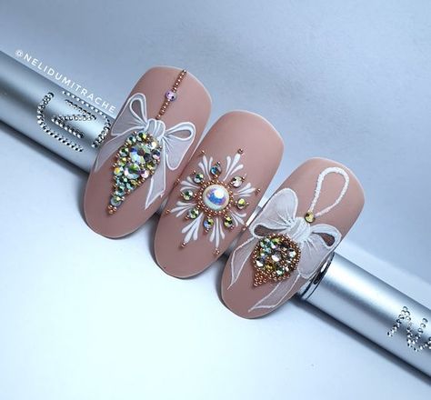 15 Elegant Oval Christmas Nail Ideas for 2023 - thepinkgoose.com New Years Eve Nail Art, Cute Winter Nail Designs, New Years Eve Nail, Nail Designs Winter, Winter Nails 2023, Nails 2023 Trends, Nail Noel, Nail Art Noel, Xmas Nail Art