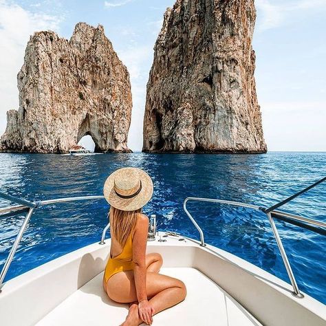 Boat Poses, Capri Boat, Boat Pose, Travel Picture Ideas, Capri Italy, Couple Picture Poses, Boat Trips, Wonderful Day, Beach Photos