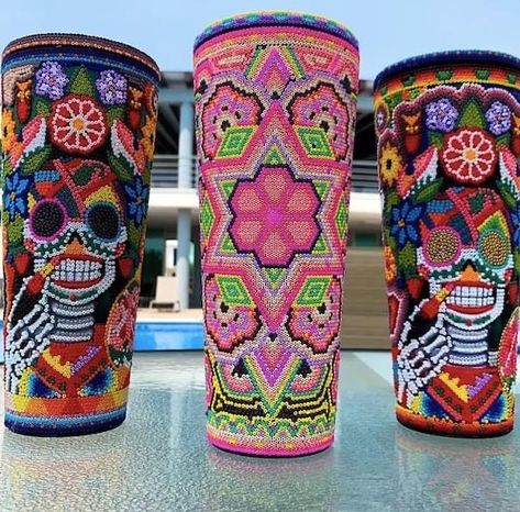 Arte huichol y cosas que no sabías que necesitabas | Revista KENA México Outfit Mexicano, Huichol Jewelry, Huichol Pattern, Diy Sewing Gifts, Seed Bead Crafts, Bling Crafts, Huichol Art, Bead Sewing, Rhinestone Art