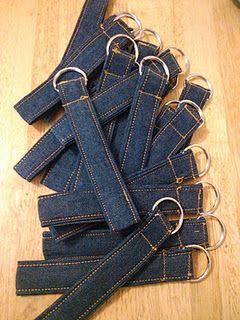 Key chain from old jeans Repurpose Old Jeans, Återvinna Jeans, Jean Diy, Diy Sy, Penanda Buku, Diy Jeans, Blue Jeans Crafts, Sew Ins, Denim Projects