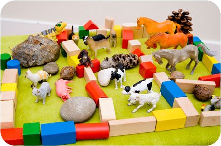 A simple imaginative play set up - farm play. Plus a farm song to sing using the animals as props. Farm Unit Preschool, Block Center Preschool, Farm Play, Farm Theme Preschool, Play Farm, Farm Unit, Farm Preschool, Farm Day, Block Play