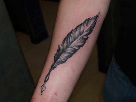 I want a to turn the feather tattoo into a pen 😍 Quill Pen Tattoo, Feather Pen Tattoo, Hip Tattoos For Girls, Feather Tattoo Black, Small Daisy Tattoo, Quill Tattoo, Small Feather Tattoo, Ink Therapy, Peacock Feather Tattoo