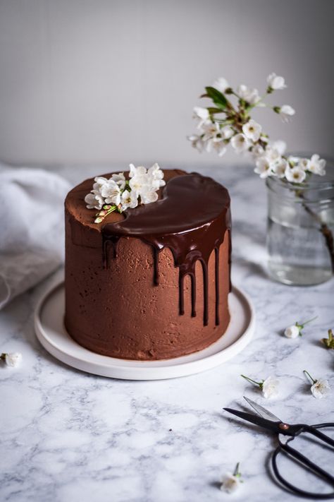 marzipan cake with dark chocolate buttercream Dark Chocolate Buttercream, Cake Fashion, 50 Cake, Happy Unbirthday, Ganache Drip, Marzipan Cake, Chocolate Cake Designs, White Platter, Brownie Desserts