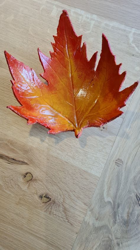 Air Dry Clay Leaves, Autumn Ceramics, Fall House Decorations, Clay Autumn, Orange Pottery, Ceramic Leaves, Leaf Pottery, Leaf Clay, Clay Leaf