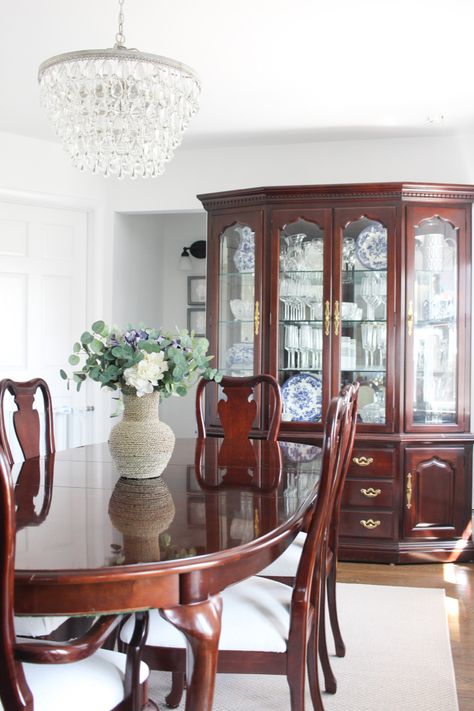 Dining Room Mahogany Table, Traditional Home Dining Room, Cherry Wood Dining Room Decor, Thomasville Dining Room Set, Dining Room With China Cabinet, Cherry Wood Dining Room, Southern Dining Room, Cherry Dining Room, Dining Room China Cabinet