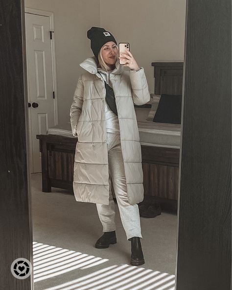 Cream Puffer Coat Outfit, Grey Puffer Jacket Outfit, Long Puffer Coat Outfit, Carhartt Beanie Outfit, Outfit For Cold Weather, Cream Puffer Coat, Long Jacket Outfit, Puffer Coat Outfit, Grey Puffer Coat