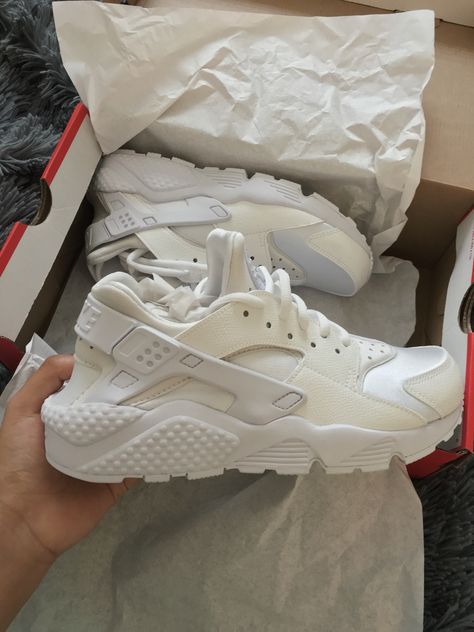 Nike Harauche White, White Hurache Outfits, Nike Air Huarache Outfit Woman, Huraches Nike Outfit, Hirachi Nike, Nike Huarache Outfit Women, Air Huarache Outfit, Nike Huarache Outfit, White Nike Huarache