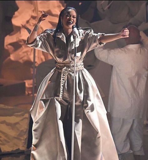 Rihanna, VMAs 2016 Vmas 2016, Rihanna Music, Vma Performance, Rihanna Cover, Rihanna Diamonds, Mtv Music Awards, Vmas Red Carpet, Looks Rihanna, Female Role Models