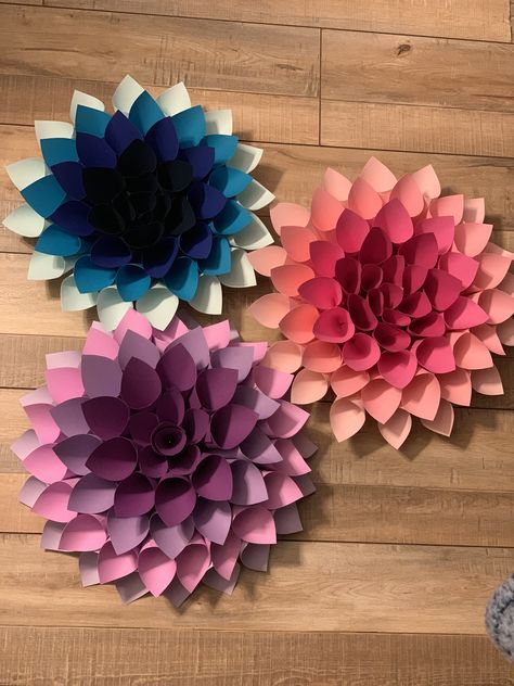 ombré paper dahlias in blue, pink and purple. for my daughters unicorn party #ombre #dahlia #flower #paper How To Make Paper Dahlias, Dahlia Paper Flower Template, Dahlia Flower Paper Craft, Paper Flower Projects, Dalia Paper Flower Template, Giant Dahlia Quilt, Paper Dahlia, Flower Projects, Pink And