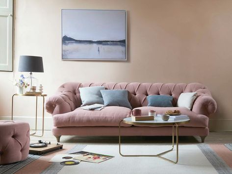 Little Living Room Ideas, Dark Grey Walls Living Room, Green Pink Living Room, Pink Couch Living Room, Blush Sofa, Pink Living Room Decor, Grey Walls Living Room, Chesterfield Style Sofa, Sofa Chesterfield