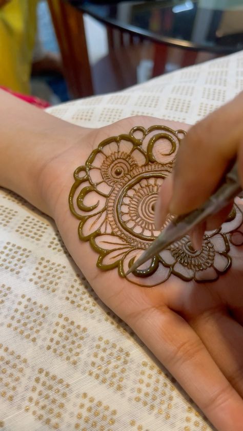 Mehandi Net Designs, Single Mehandi Designs, Mehendi Designs For Hands Minimalist, Arabian Henna Designs Simple, Professional Mehndi Designs, Buta Mehandi Design, Mehndi Ideas Simple, Mehedi Design Aesthetic, Single Finger Mehendi Designs