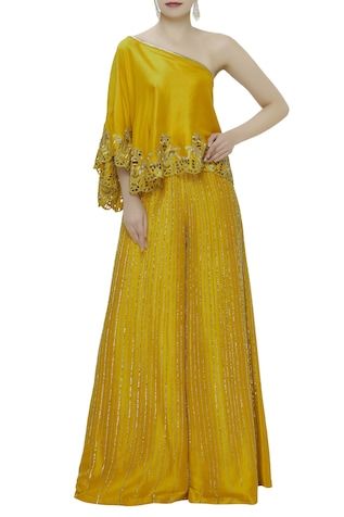 Off Shoulder Cape, Indian Fashion Week, One Shoulder Cape, Kaftan Designs, Shoulder Cape, Yellow Silk, Indian Design, Aza Fashion, Indian Fashion