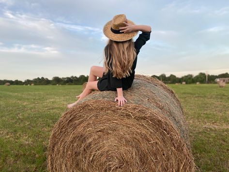 Hay Bale Picture Ideas, Hay Photoshoot, Senior Picture Ideas Hay Bales, Hayfield Photoshoot, Hay Bale Photoshoot Picture Ideas, Hay Bales Photoshoot, Hay Bale Pictures, Haybale Photoshoot, Hay Bale Photoshoot