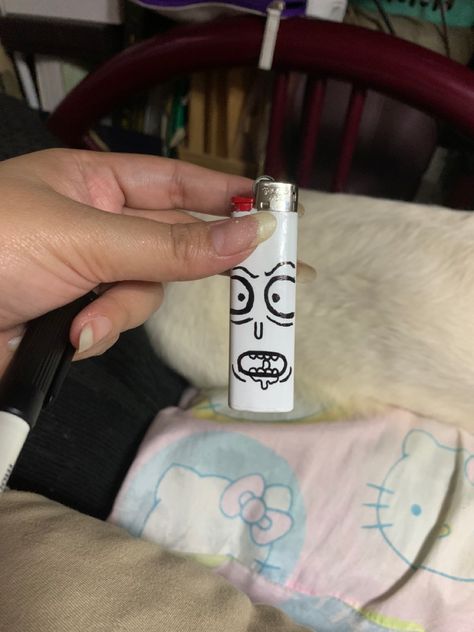 Painted Lighter Aesthetic, Diy Lighter Design, Zippo Lighter Drawing, Lighters Decorated Diy, Diy Lighter, Lighter Ideas, Lighter Design, Lighter Art, Custom Lighters