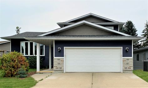 New Marine Blue vinyl siding from Royal perfectly complements the new Versetta Stone and white accents. Check out the link below for the stunning before/afters: Marine Blue Siding House, Marine Blue House Exterior, Blue Vinyl Siding House, Versetta Stone Exterior, Blue Siding House, Blue Vinyl Siding, Painting Vinyl Siding, Vinyl Siding House, Versetta Stone