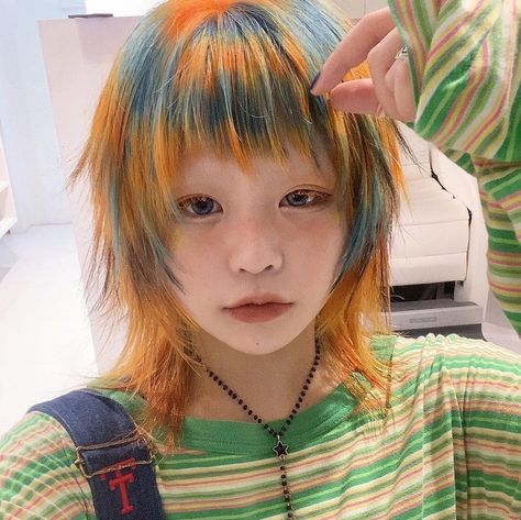 Two Colors Hair Ideas, Y2k Hair Dye Ideas, Harajuku Haircut, Ginger And Blue Hair, Dyed Hair Orange, Orange And Blue Hair, Blue And Orange Hair, Harajuku Hairstyle, Unusual Hairstyles